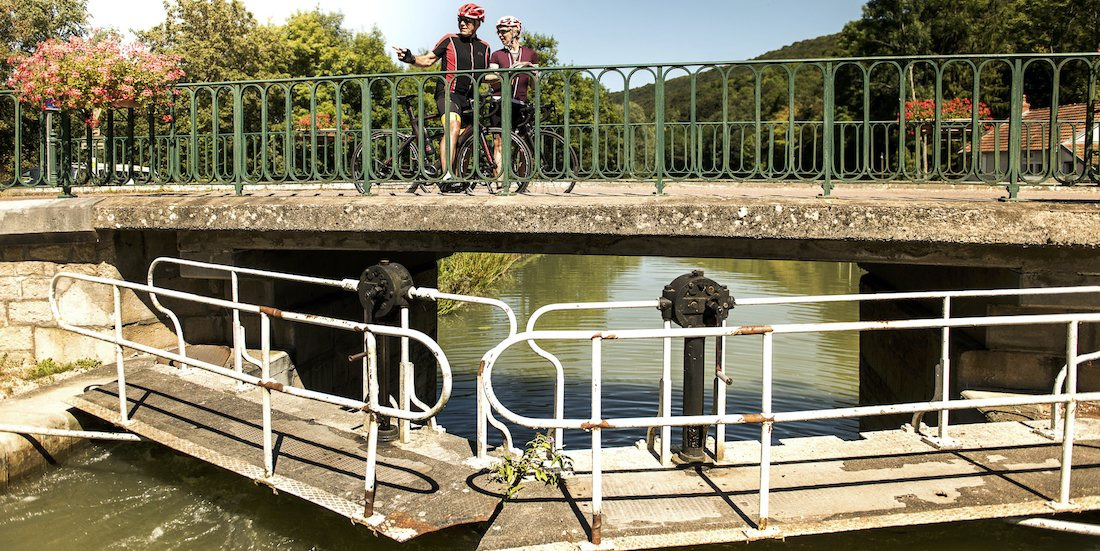 hotel barge Grand Victoria burgundy canal lock