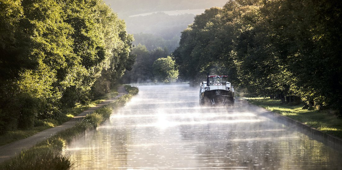 hotel barge Grand Victoria cruising the Burgundy canal