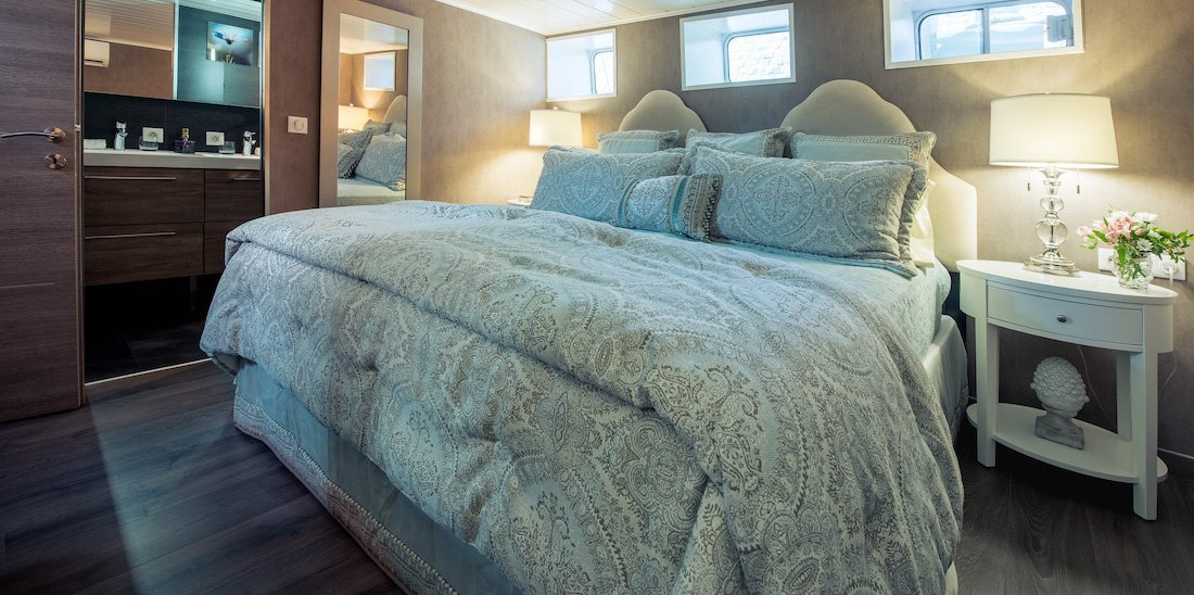 Hotel Barge Grand Victoria luxury en-suite stateroom 