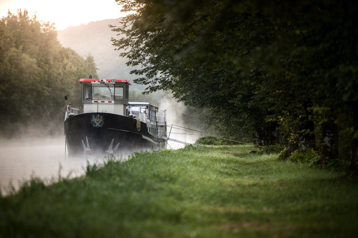 Hotel barge Grand Victoria cruising the Burgundy canal